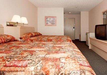 Queen Room with Two Queen Beds - Non-Smoking interior